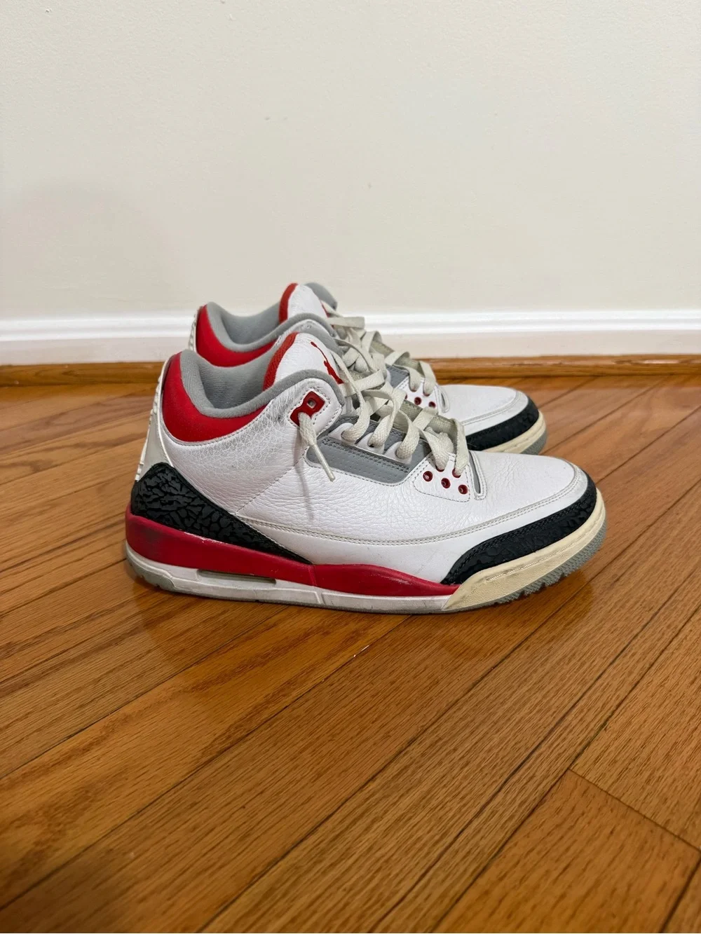 Retro Jordan ‘Fire Red’ 3 Men’s White, Red & Black Retro Sneakers